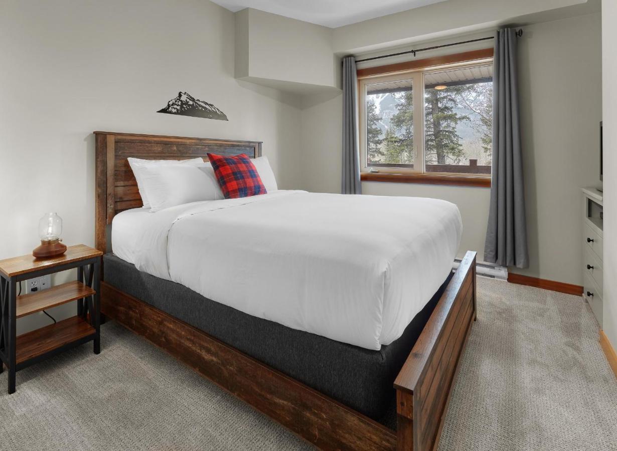 Newly Renovated Grizzly Lodge, Spacious 3Br 2Ba With Open Pool, Hot Tub Canmore Exterior foto